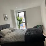Modern Cozy 1 Bedroom London Apartment